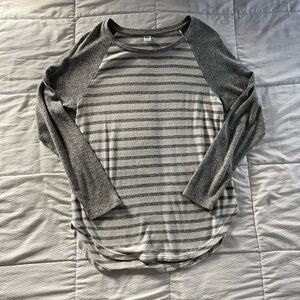 Old Navy Gray Striped Long Sleeve Baseball Tee